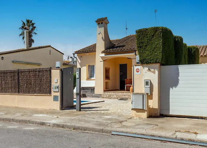 03 Wonderful Holiday Home Near The Beach In Sant Pere Pescador